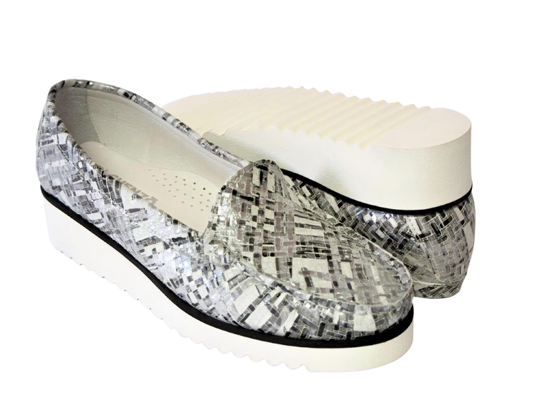 DI CHENZO Women's 1252 Black White Square Print Loafer